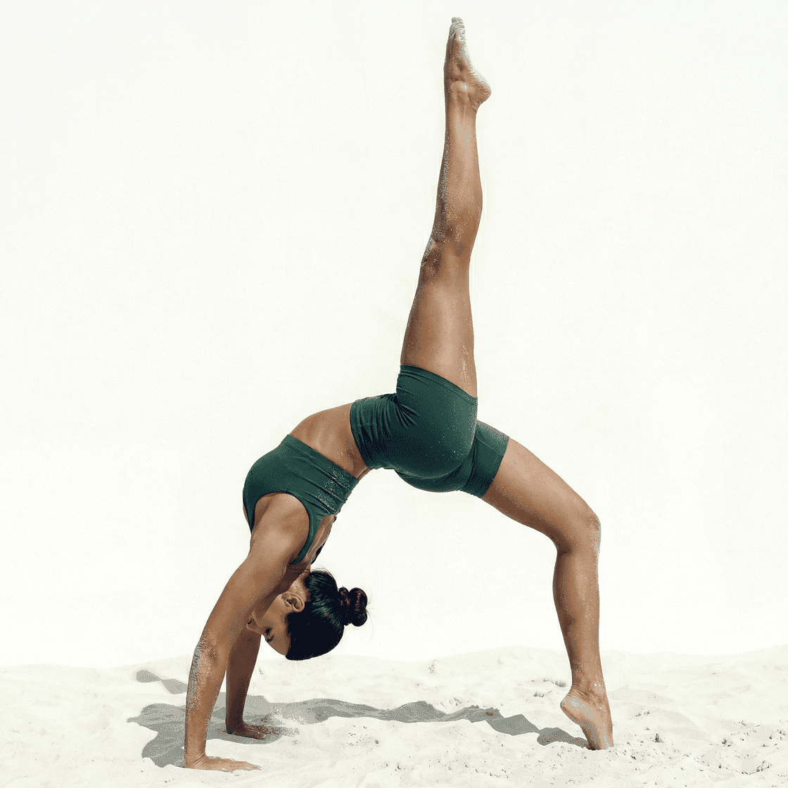 Woman performing advanced bridge stretch for MokoFlex classes in Saldanha, Lisbon