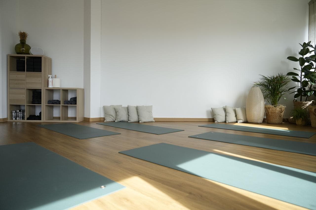 Private workout space hire in Lisbon with atmospheric lighting and fitness equipment for personal trainers